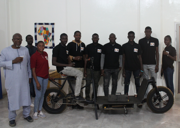 Pic of Workshopmembers with the Bike